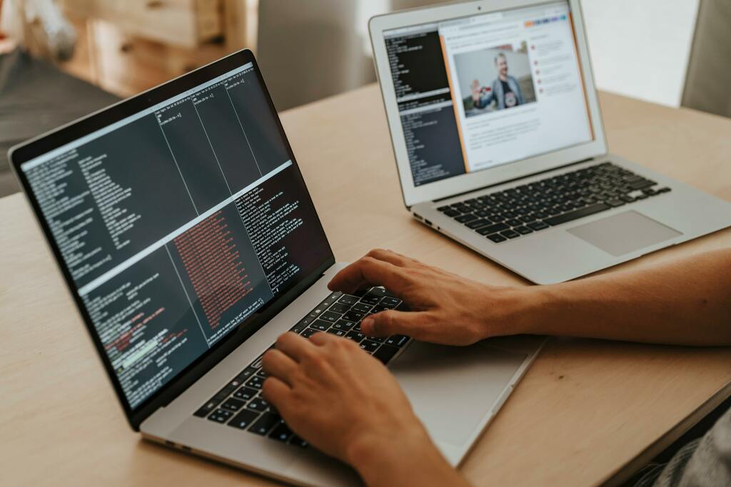 Programmation et développement web sur un bureau avec plusieurs ordinateurs